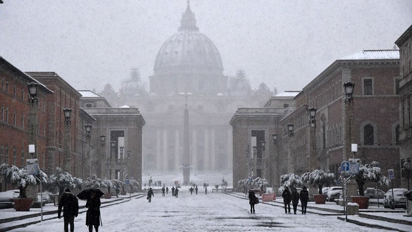 Un manto de nieve cubrió Roma