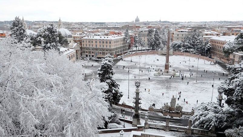 Un manto de nieve cubrió Roma