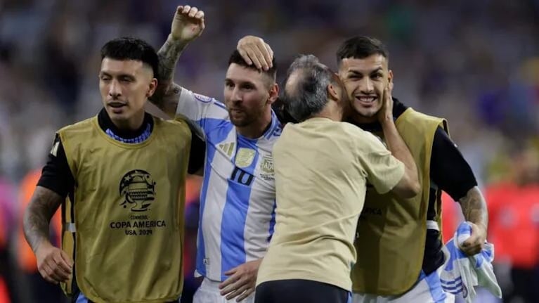 Un mediocampista de la Scaloneta dejó ver en vivo la algarabía del plantel en el micro.