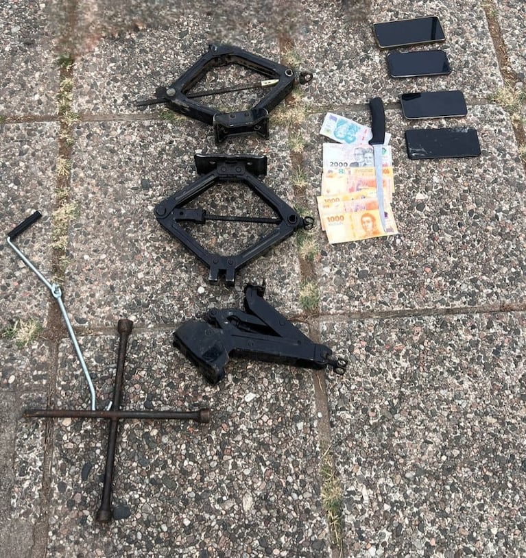 Un menor le robó a un chofer de app de viajes y fue descubierto dentro de un ropero por la Policía