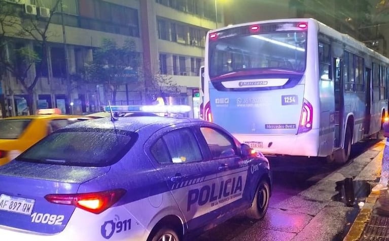 Un micro atropelló a dos personas en el centro de Córdoba.