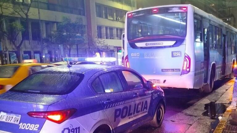 Un micro atropelló a dos personas en el centro de Córdoba.