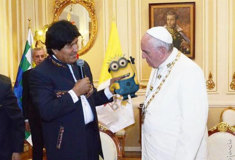 Un minion se metió entre Evo y el Papa.