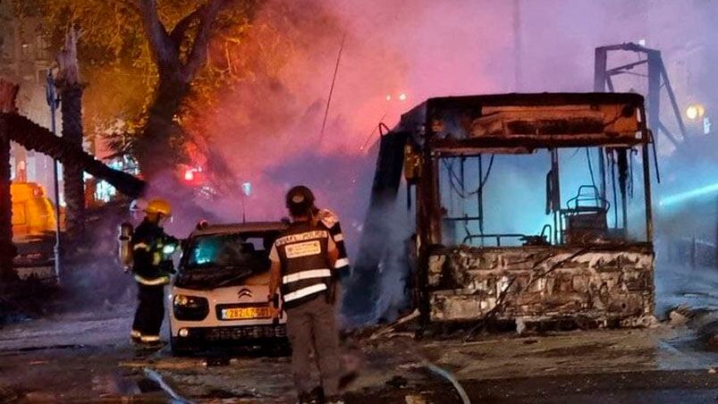 Un misil lanzado por Hamas impacta sobre un colectivo.