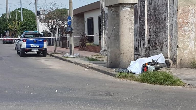 Un motociclista chocó contra un poste y murió