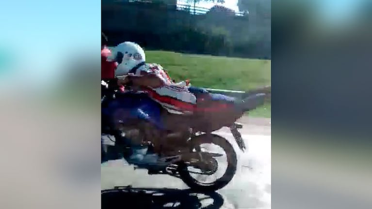 Un motociclista condujo acostado sobre la moto.