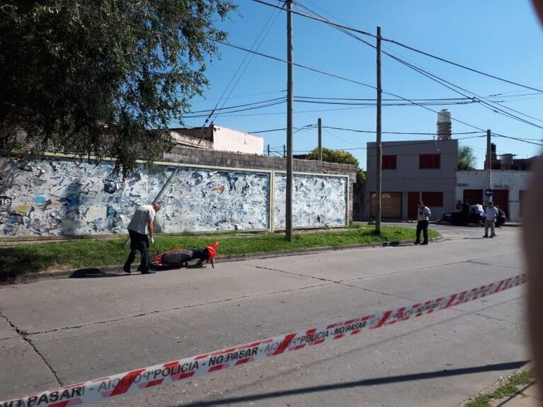 Un motociclista de 18 años murió tras chocar con un auto que se fugó