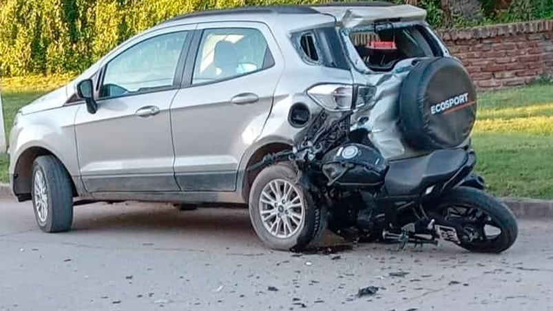 Un motociclista de 21 años murió al chocar una camioneta estacionada.