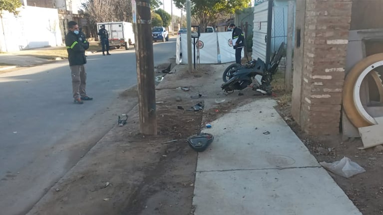 Un motociclista de 23 años murió tras chocar en la capital.
