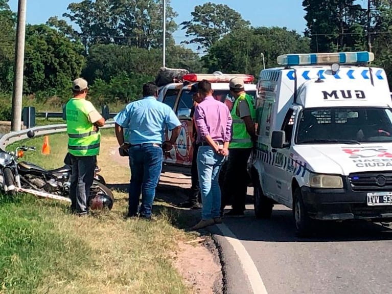 Un motociclista despistó en la ruta E-53 y murió desangrado: su pareja fue internada