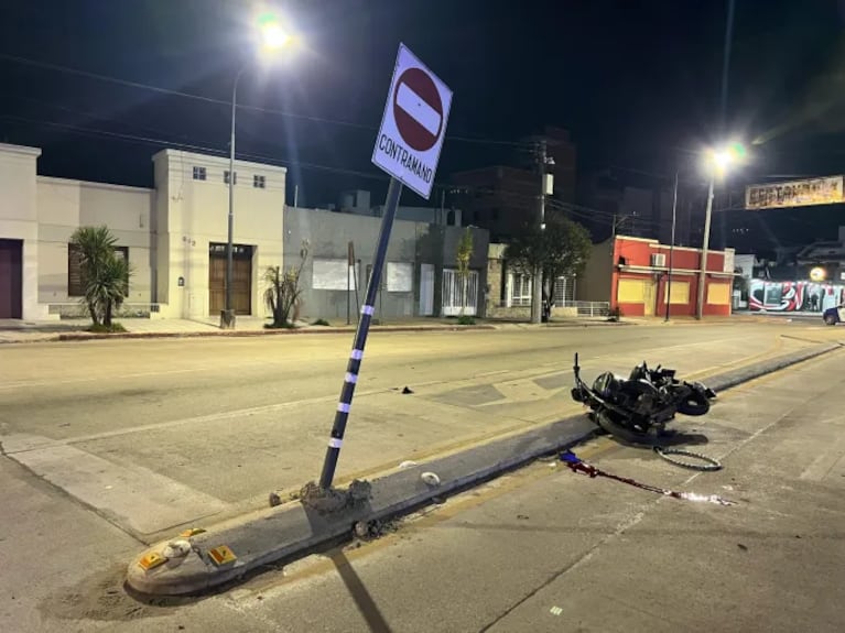 Un motociclista falleció tras chocar contra un cartel. (Imagen: gentileza Villa María Vivo).
