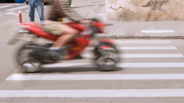 Un motociclista fue a la Justicia por presunto encierro de un automovilista, pero tuvo un revés porque pasó por la derecha.