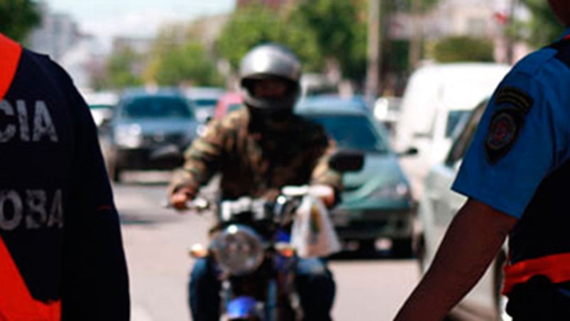 Un motociclista le pegó con un casco al uniformado.