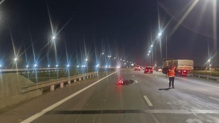 Un motociclista murió al chocar con un camión en la Circunvalación.