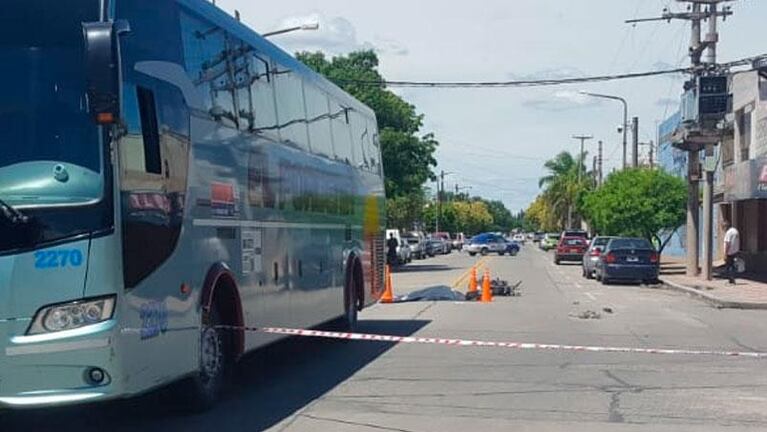Un motociclista murió atropellado por un colectivo en la Diagonal Ica