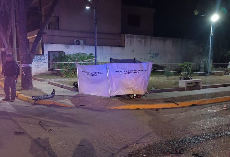 Un motociclista murió tras impactar contra un auto.