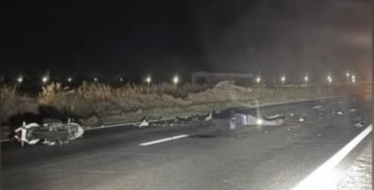 Un motociclista quedo tendido en el asfalto y fue atropellado pro dos vehículos y murió.