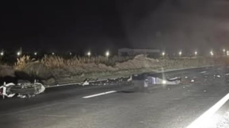 Un motociclista quedo tendido en el asfalto y fue atropellado pro dos vehículos y murió.
