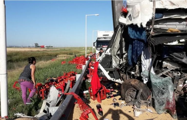 Un muerto al chocar tres camiones en la Autopista Córdoba-Rosario