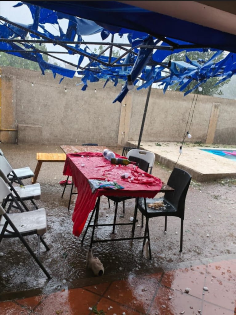 Un muerto, autos rotos y caída de postes por el tormentón en Córdoba: terribles imágenes