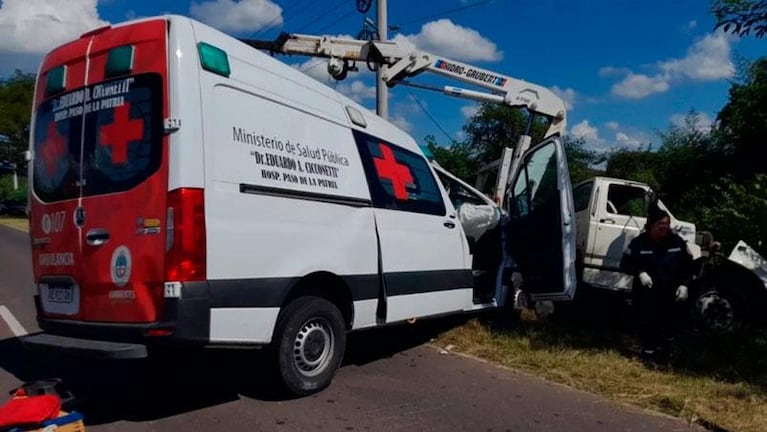 Un muerto y cuatro heridos en un choque entre una ambulancia y una grúa en Corrientes