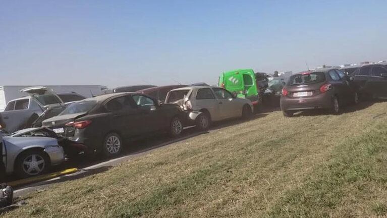 Un muerto y heridos en un choque de 40 autos en la autopista Córdoba-Rosario