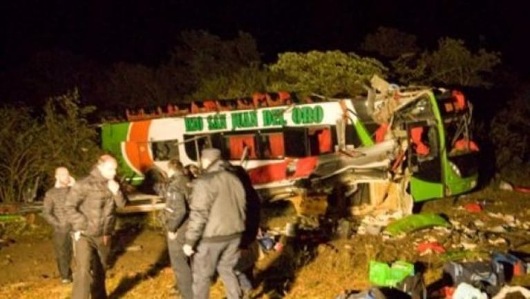 Un muerto y más de 60 heridos al volcar un colectivo