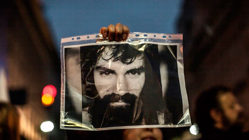 Un muro de Santiago Maldonado enfrentó a vecinos en Viedma. 