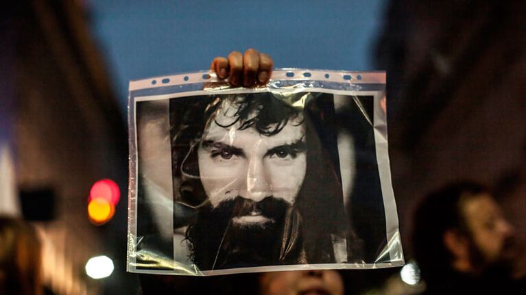 Un muro de Santiago Maldonado enfrentó a vecinos en Viedma.