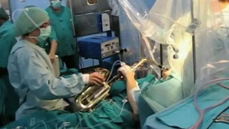 Un músico tocó el saxo mientras le extirpaban un tumor cerebral