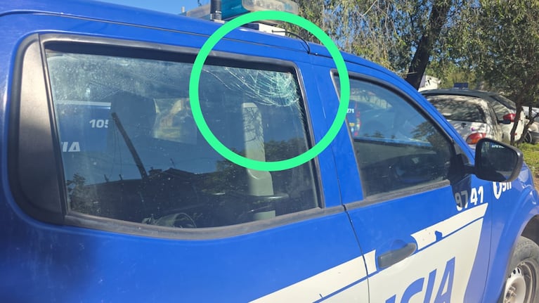 Un naranjita reventó el vidrio de un auto de la Policía.