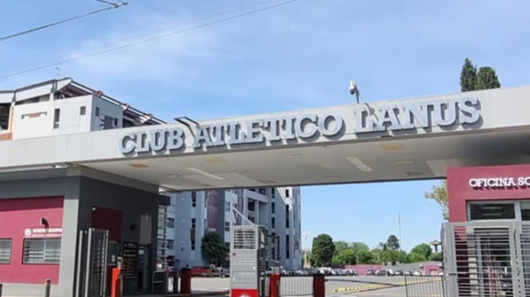 Un nene de 12 años lucha por su vida tras caerle un arco de fútbol en la cabeza en un club