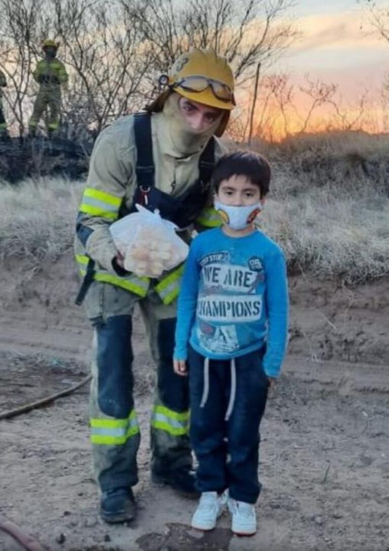 Un nene gastó sus ahorros para comprarle criollitos a los bomberos
