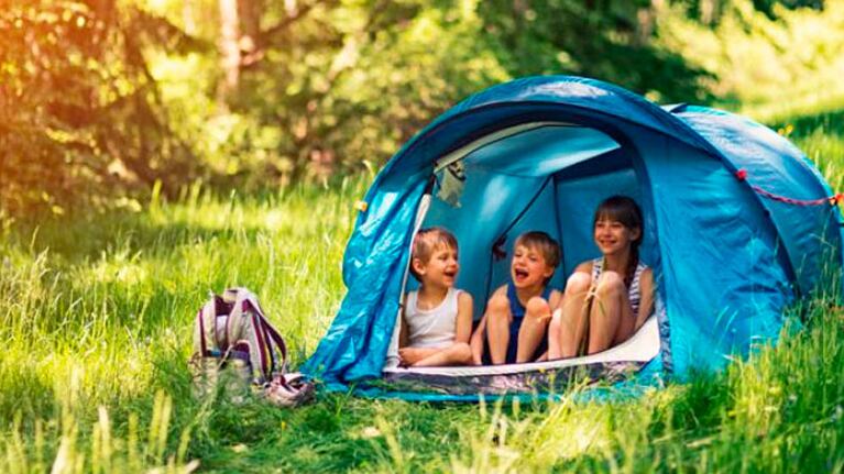 Un nene volvió del campamento y sorprendió a su mamá. Foto ilustrativa.
