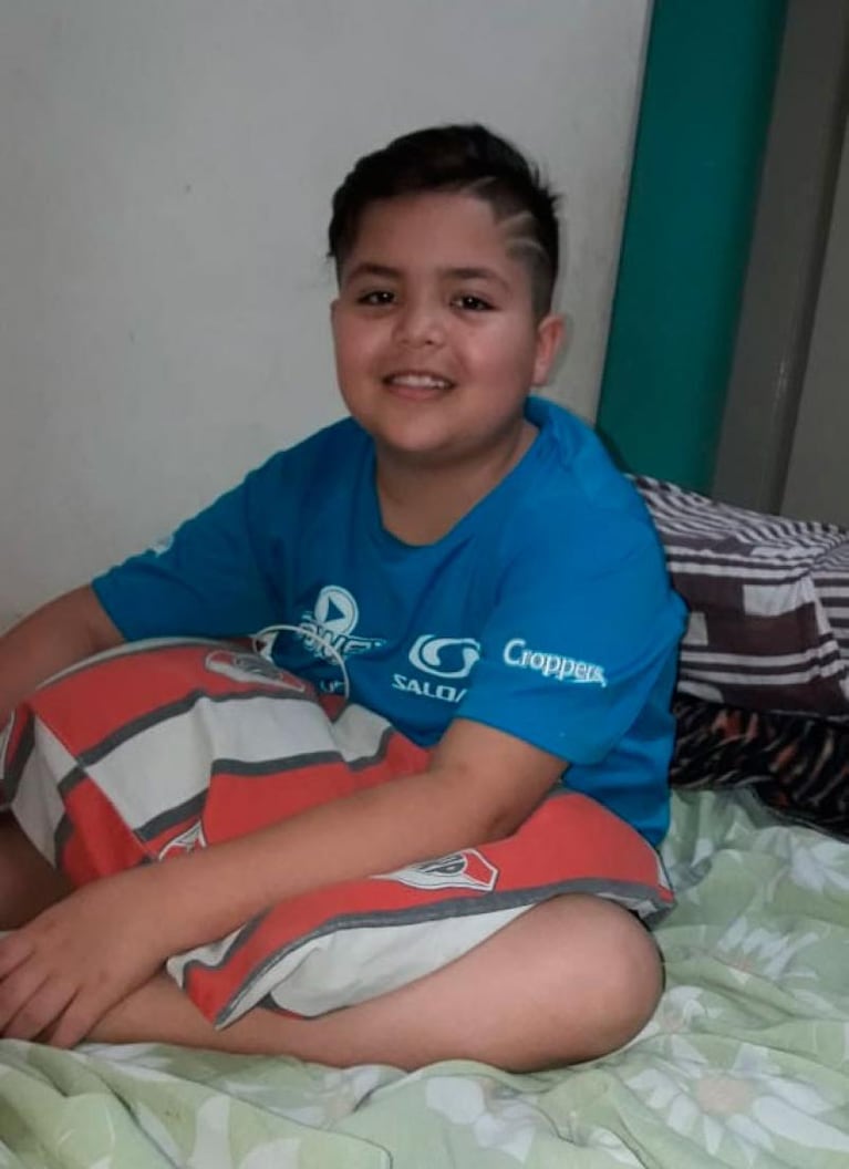 Un niño atropellado hace 2 años aún no pudo volver a caminar y necesita ayuda