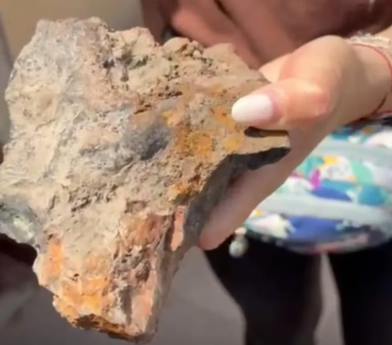 Un niño jugaba en una laguna y de pronto se sorprendió al encontrar un objeto extraño.