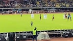 Un niño salto al campo de juego a buscar a Messi. 