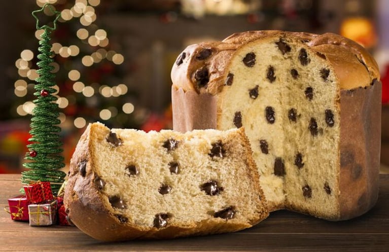 Un niño se robó un pan dulce de la cocina para comerlo solo.