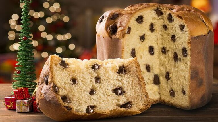 Un niño se robó un pan dulce de la cocina para comerlo solo.