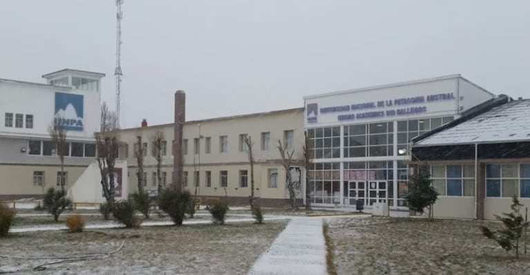 Un no docente atacó a un alumno en la universidad.