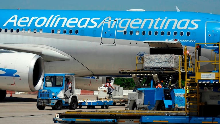 Un nuevo avión despegó para traer más vacunas a la Argentina.
