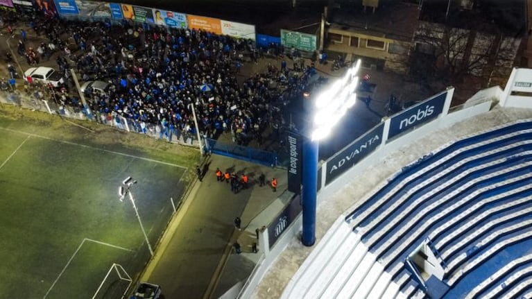 Un nutrido grupo de hinchas de Talleres protestaron en las puertas de La Boutique.