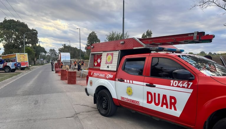 Un obrero cayó a un foso de casi 3 metros con cables de alta tensión: así fue el rescate