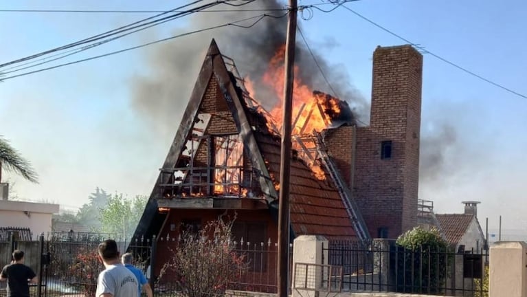 Un obrero le estaba arreglando el techo y se prendió fuego toda la casa.