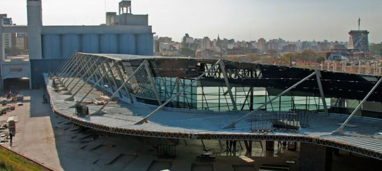 Un operario sufrió heridas graves al caerse del techo de la Nueva Terminal de Ómnibus