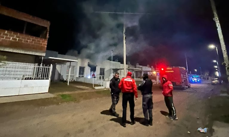 Un padre grave y sus dos hijos internados tras un terrible incendio en una casa de Córdoba