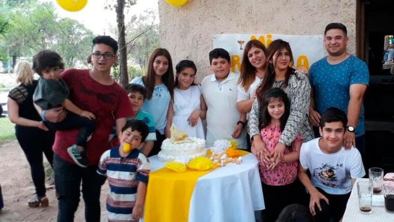 Un padre quedó solo con sus 11 hijos tras la muerte de su esposa