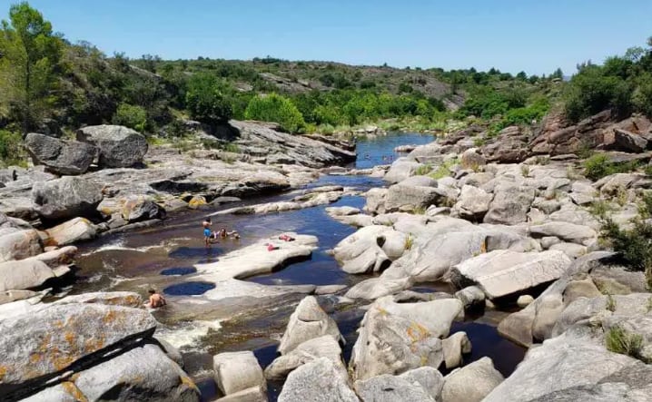 Un padre rescató del agua a su hija luego de haber sido “chupada” por un caño.