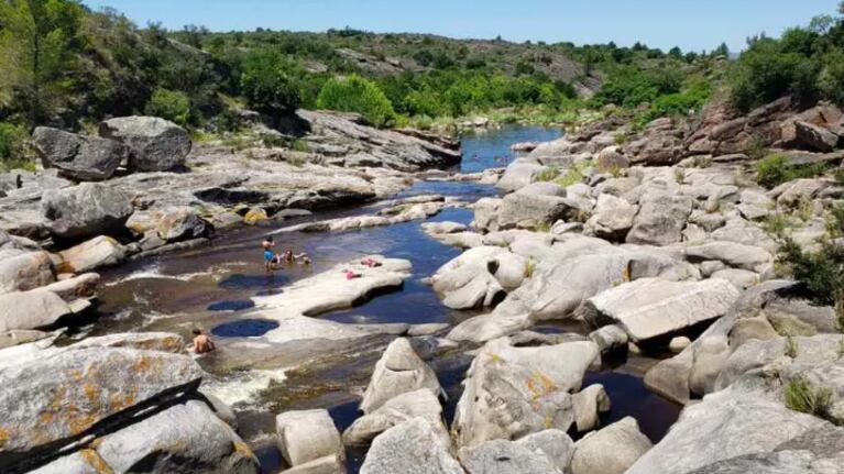 Un padre rescató del agua a su hija luego de haber sido “chupada” por un caño.