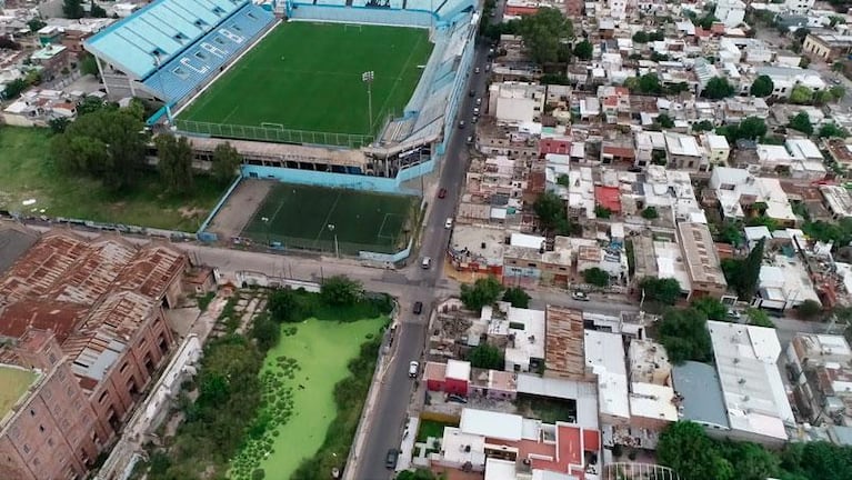 Un pantano en pleno Alberdi: denuncian que es agua de napas y está hace 12 años